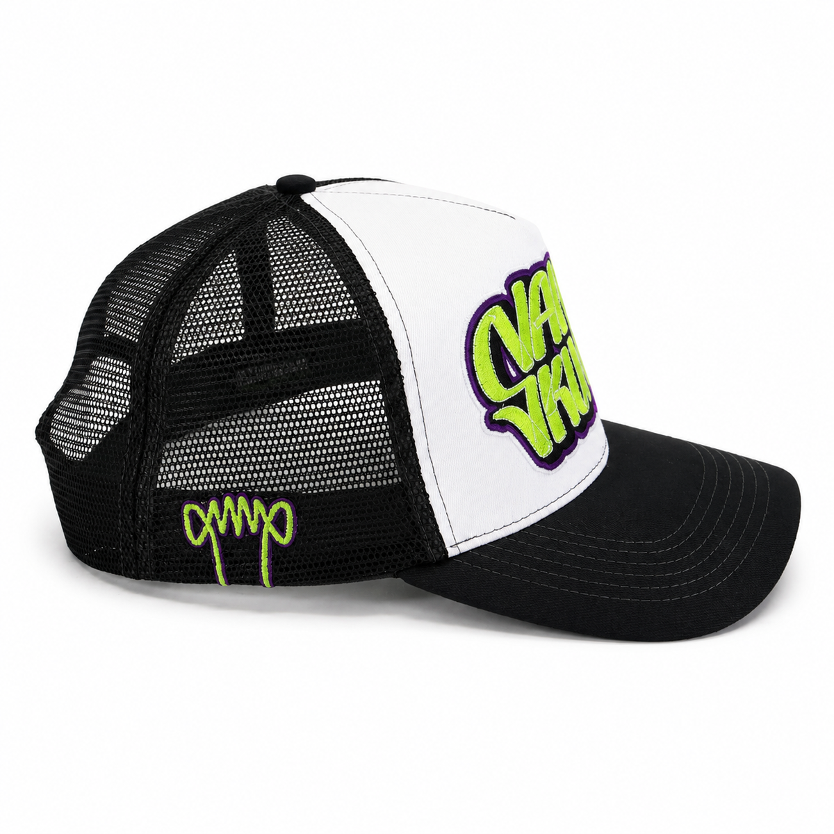 Vista lateral de la gorra Graff Skool con rejilla negra y firma de Ximo bordada en verde lima y morado