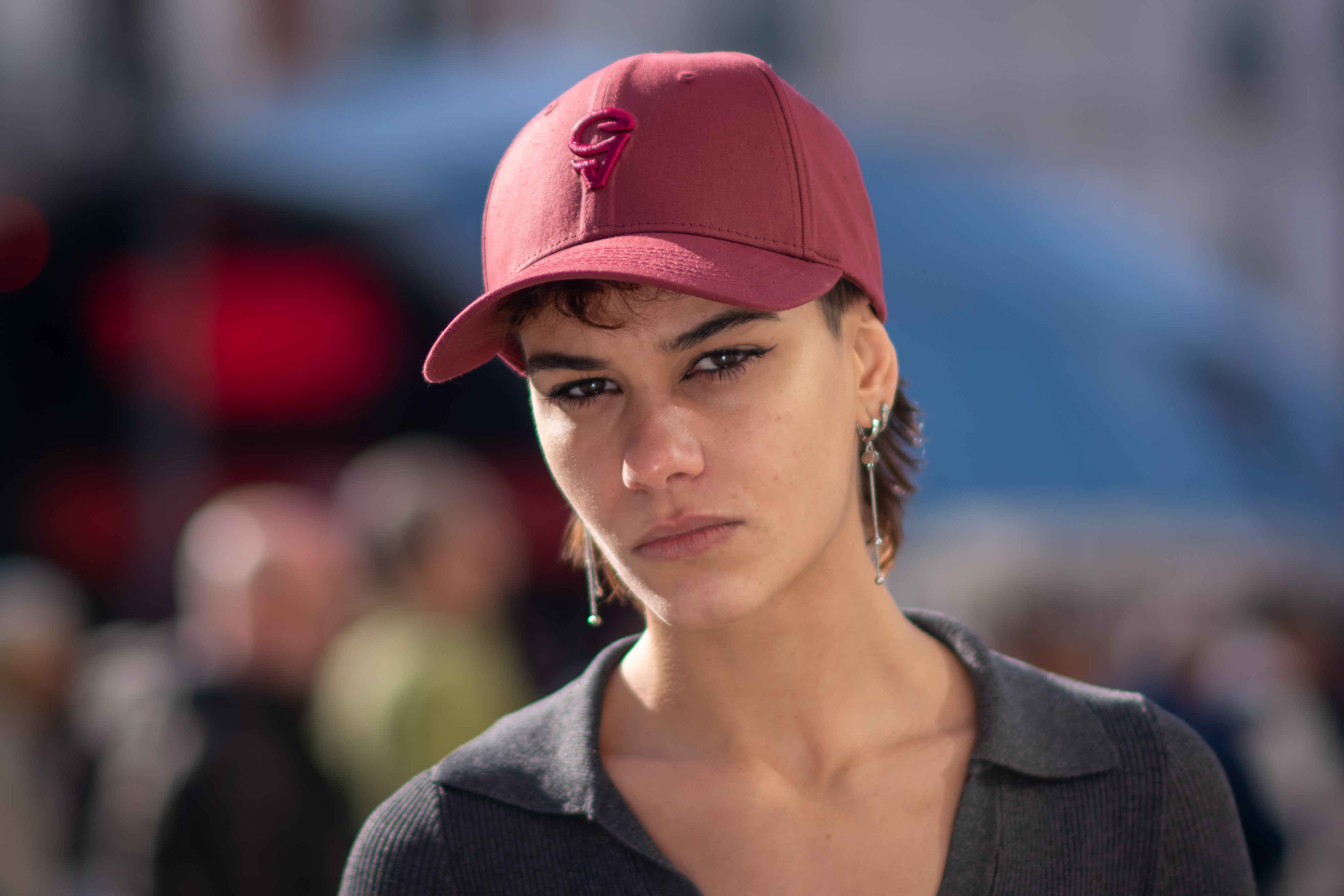 Modelo con gorra roja Vanity Skulls Classic Series